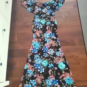 Maxi dress off shoulders size small, black with multicolor flowers . Stu…